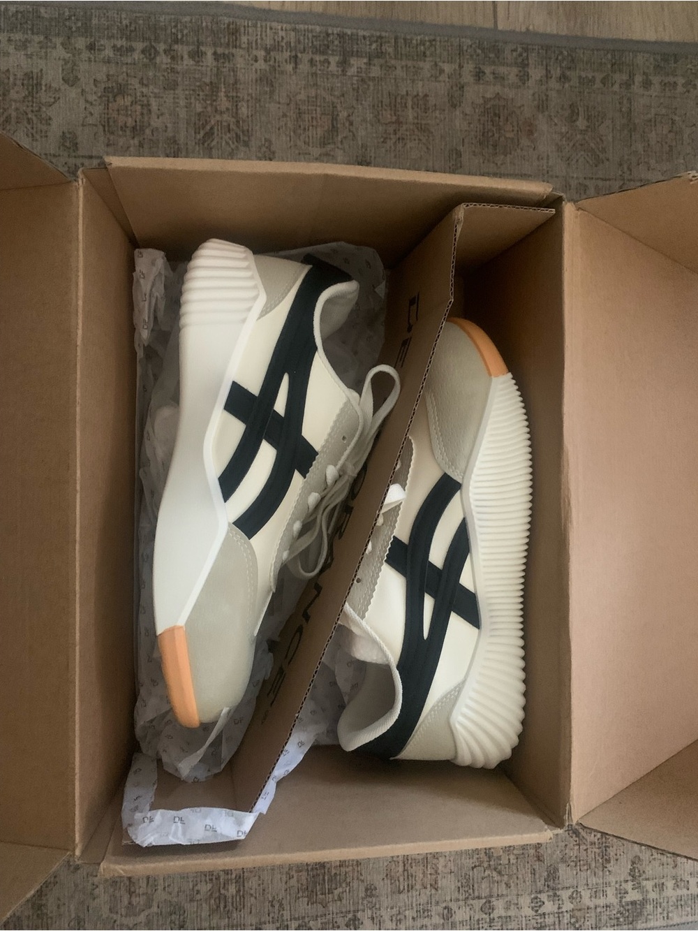 De Florence Vintage Sneakers size 6.5 beige & black